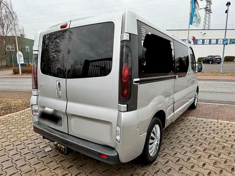 Second-hand Opel Vivaro 82 CP (60 kW) 2006 Argintiu Monovolum