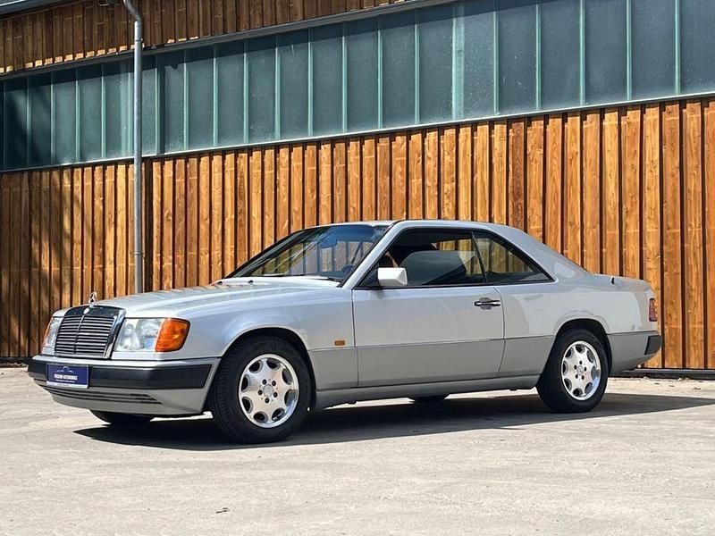 Silber Gebraucht 1993 Mercedes E200 Coupé | 18.990 € - Bild 1/4