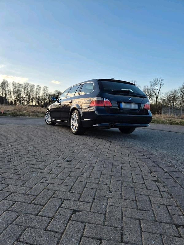 Gebraucht BMW 530 235 PS (172 kW) 2007 Blau Kombi