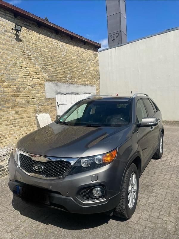 Grau Gebraucht 2012 Kia Sorento SUV | 10.200 € (Etwas zu teuer) - Bild 1/4