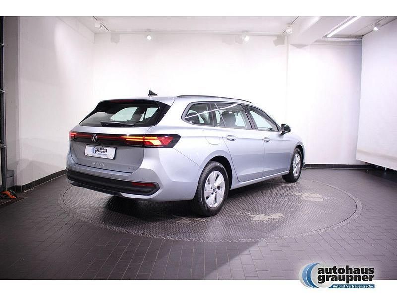 Gebraucht VW Passat Basis 150 PS (110 kW) 2025 Silber Kombi