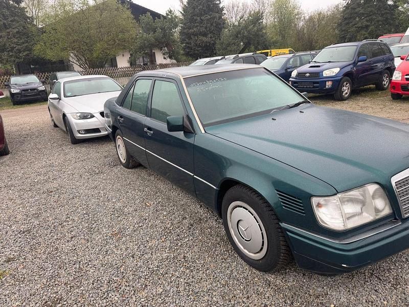 Second-hand Mercedes E250 113 CP (83 kW) 1994 Berlinǎ
