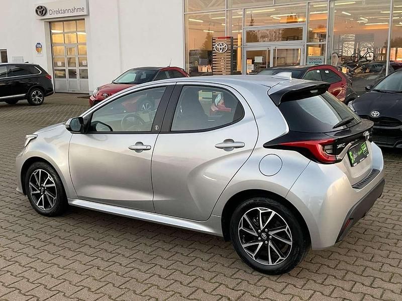 Neu Toyota Yaris Hybrid Comfort 116 PS (85 kW) 2025 Silver metallic Kleinwagen