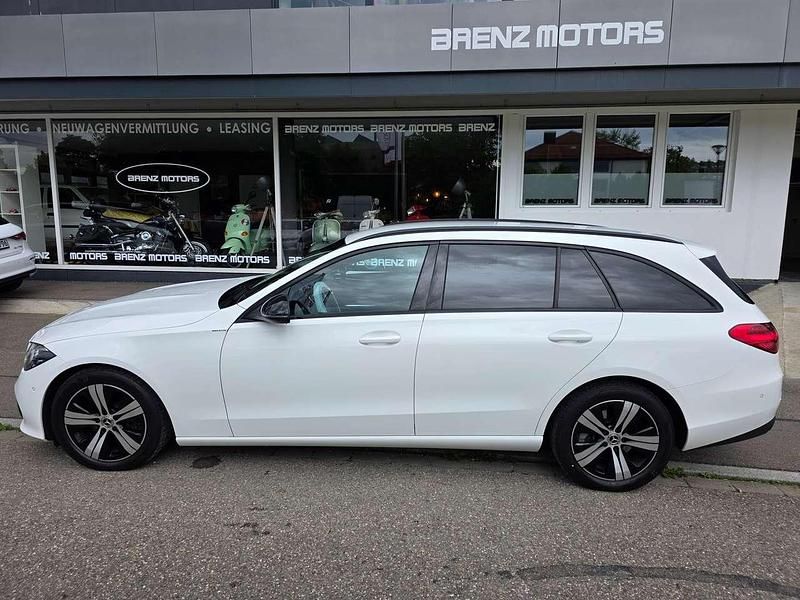 Polarweiss Gebraucht 2022 Mercedes C220 Night Kombi | 26.490 € (Fairer Preis) - Bild 1/4
