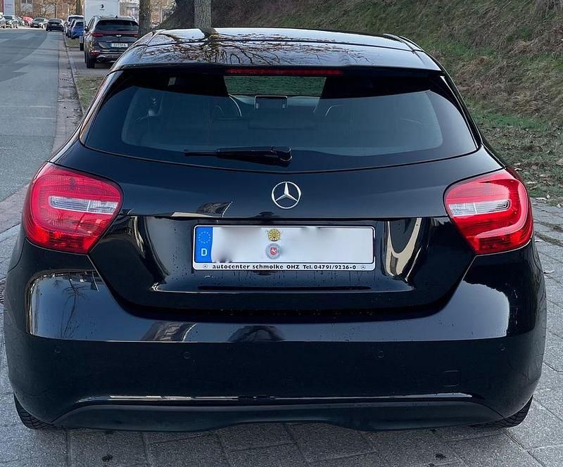 Gebraucht Mercedes A180 122 PS (89 kW) 2012 Schwarz Limousine