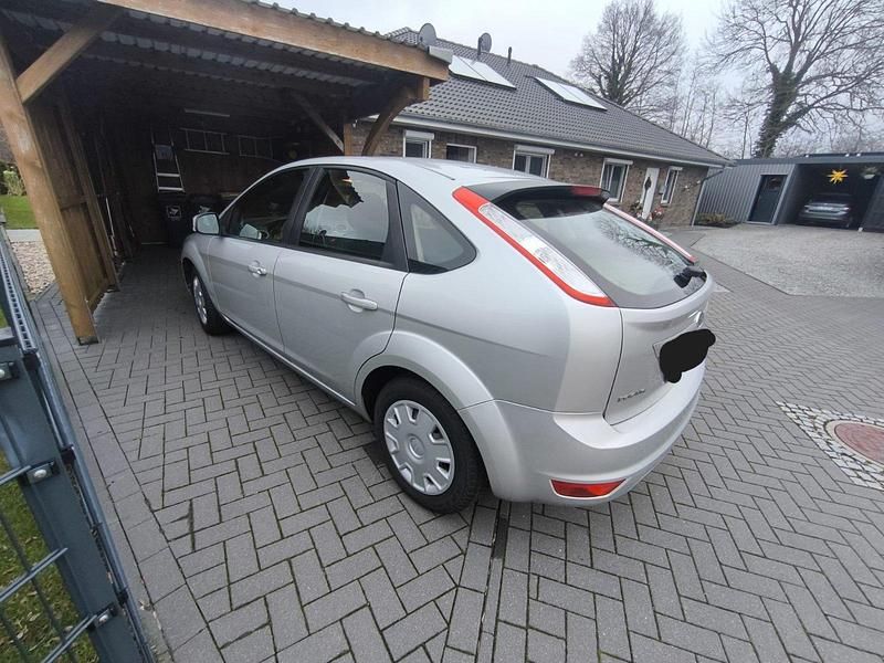 Gebraucht Ford Focus 100 PS (73 kW) 2010 Silber Limousine