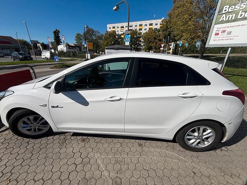 Weiß Gebraucht 2013 Hyundai i30 Kombi | 4.000 € (Guter Preis) - Bild 1/4