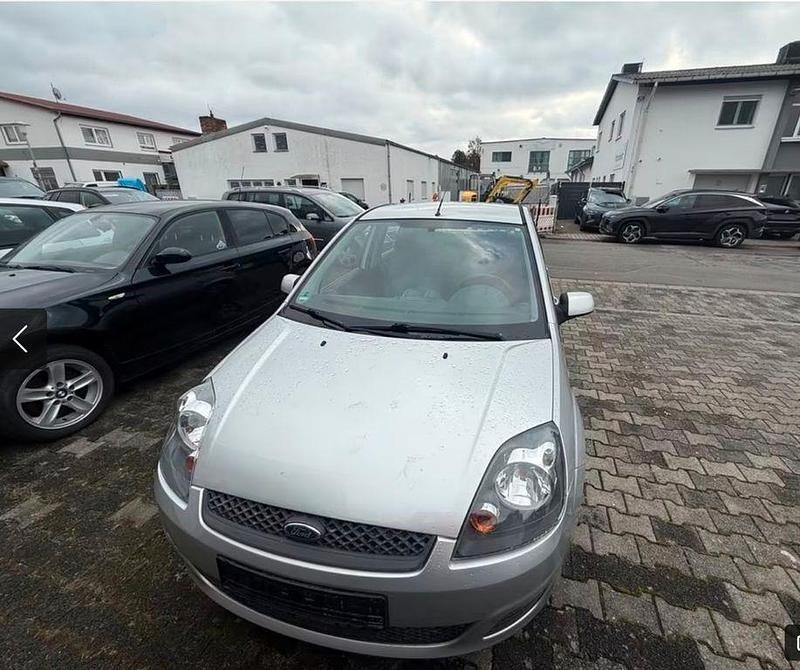 Gebraucht Ford Fiesta Ambiente 80 PS (58 kW) 2008 Silber Kleinwagen