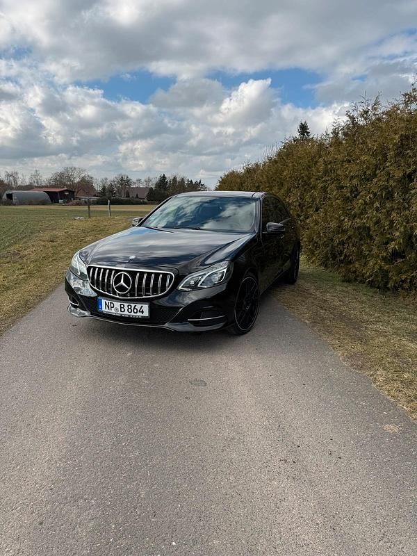 Gebraucht Mercedes E220 170 PS (125 kW) 2013 Schwarz Limousine