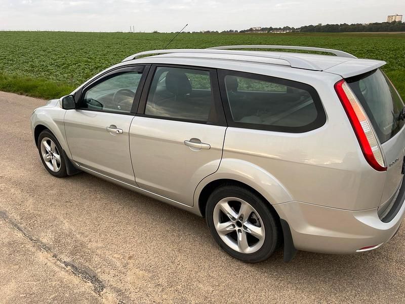 Usata Ford Focus 109 CV (80 kW) 2010 Grigio Station wagon