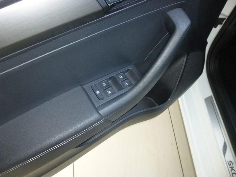 Gebraucht Skoda Rapid Clever 95 PS (69 kW) 2018 Laserweiss Kleinwagen