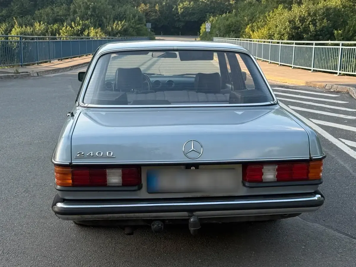 Gebraucht Mercedes 240 75 PS (55 kW) 1984 Silber Limousine