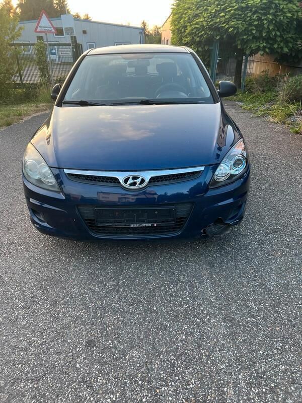 Blau Gebraucht 2010 Hyundai i30 Limousine | 1.399 € (Superpreis) - Bild 1/4