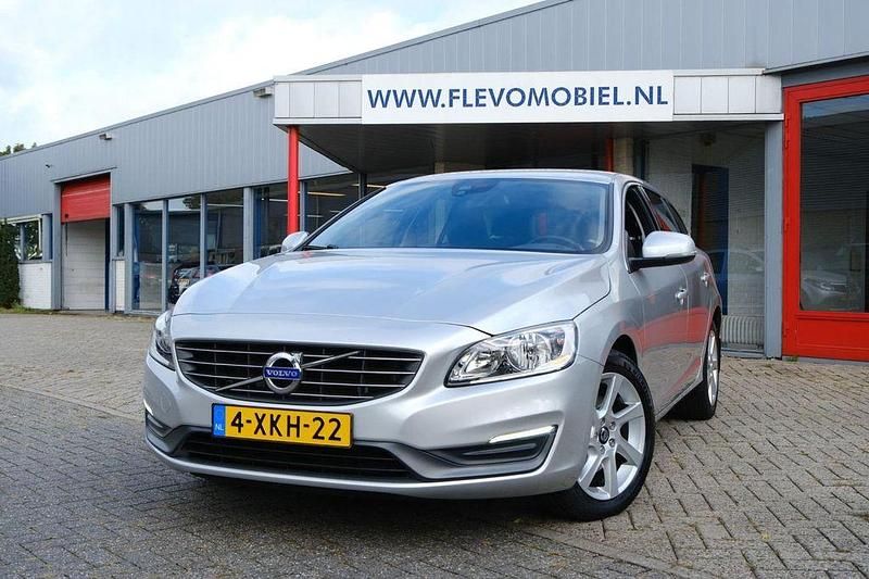 Grau Gebraucht 2014 Volvo V60 Momentum Kombi | 13.450 € (Fairer Preis) - Bild 1/4