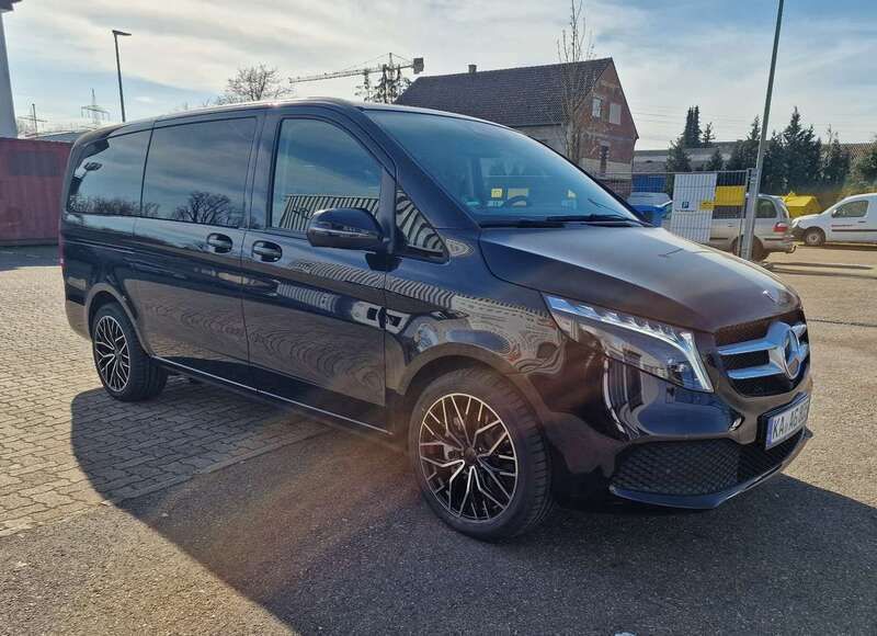 Schwarz Gebraucht 2023 Mercedes V300 Edition Van / Kleinbus | 77.350 € - Bild 1/4