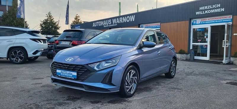 Blau Gebraucht 2024 Hyundai i20 Essential Limousine | 18.990 € (Etwas zu teuer) - Bild 1/4