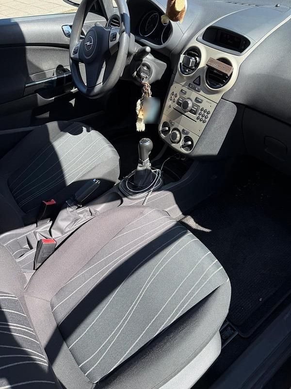 Second-hand Opel Corsa 80 CP (58 kW) 2007 Negru Hatchback
