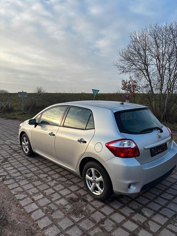Gebraucht Toyota Auris 99 PS (72 kW) 2010 Silber Kleinwagen