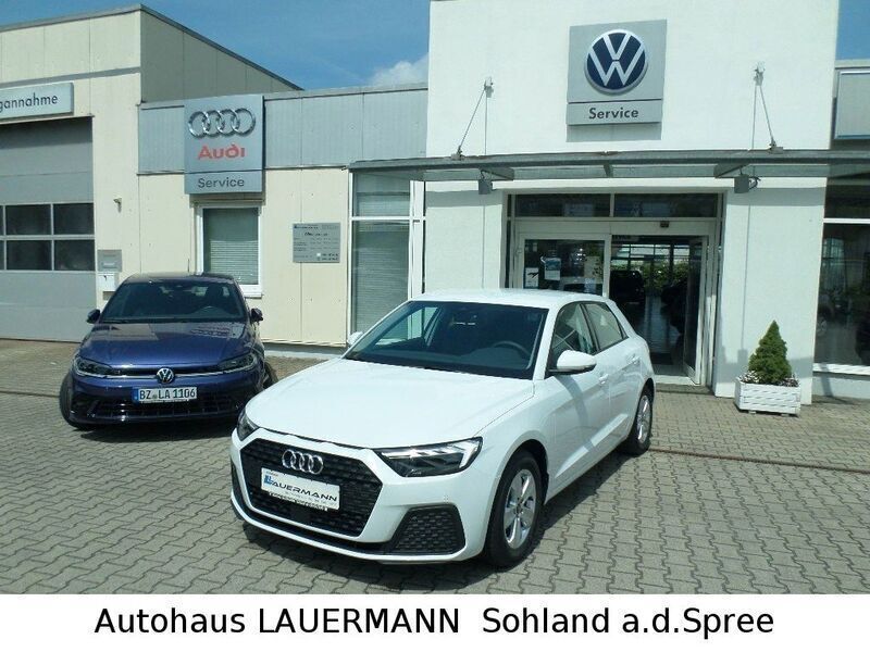 Gletscherweiß metallic Neu 2025 Audi A1 Sportback Basis Kleinwagen | 32.235 € - Bild 1/4