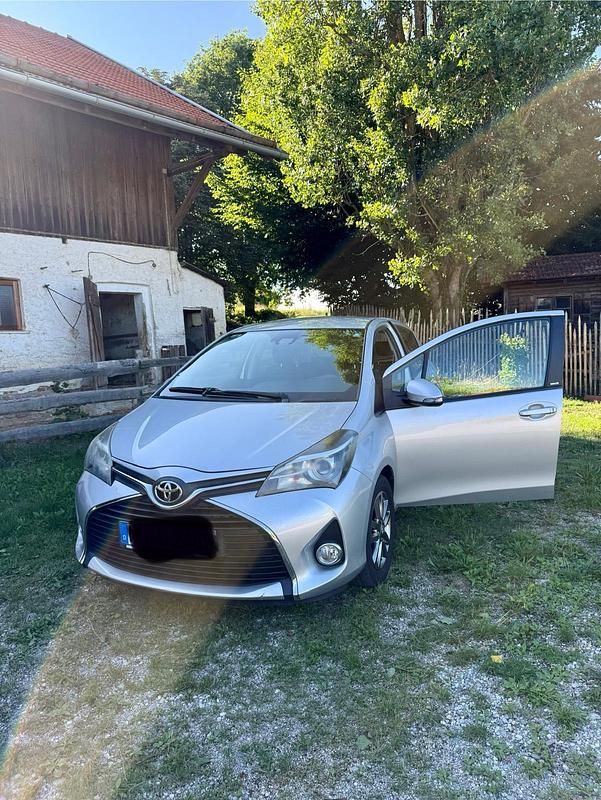 Silber Gebraucht 2016 Toyota Yaris Edition-S Kleinwagen | 11.600 € (Fairer Preis) - Bild 1/4