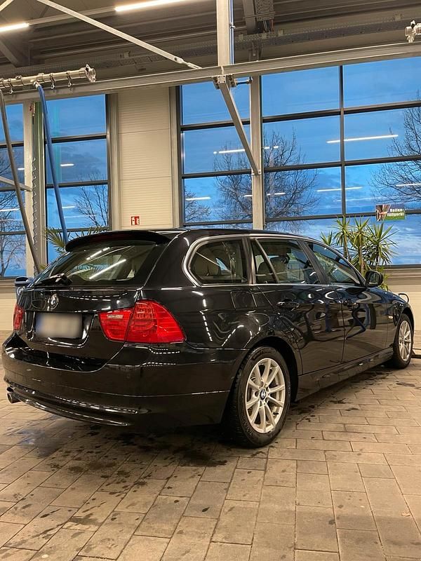 Gebraucht BMW 320 184 PS (135 kW) 2010 Schwarz Kombi