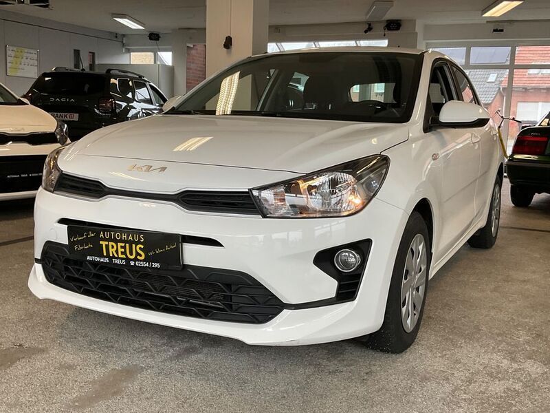 Weiß Gebraucht 2023 Kia Rio Edition 7 Limousine | 14.488 € (Etwas zu teuer) - Bild 1/4