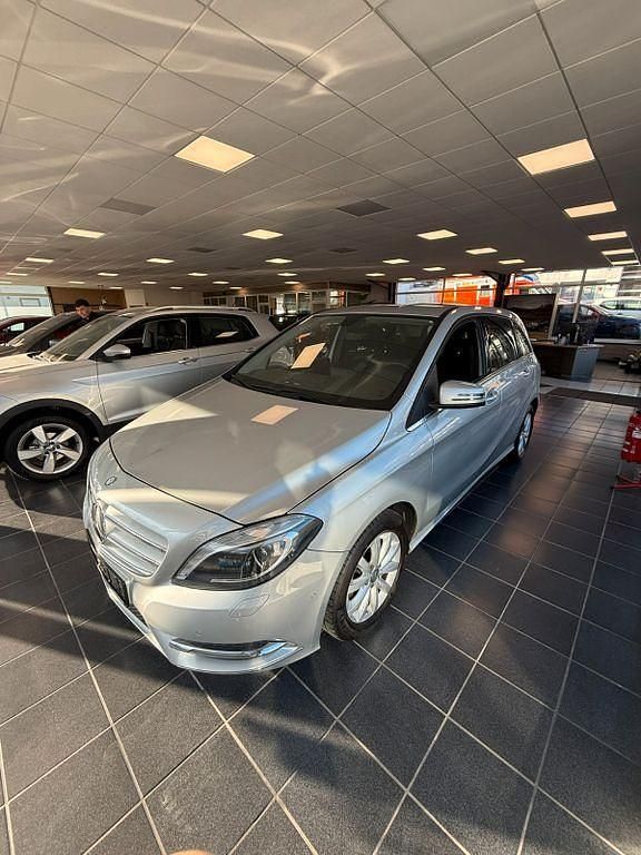 Gebraucht Mercedes B180 122 PS (89 kW) 2014 Silber Van / Kleinbus