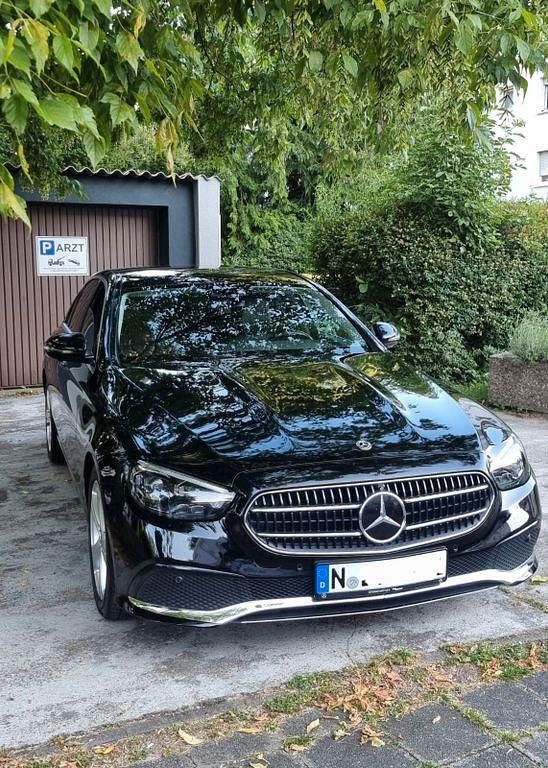 Schwarz Gebraucht 2021 Mercedes E220 Limousine | 34.990 € (Fairer Preis) - Bild 1/4