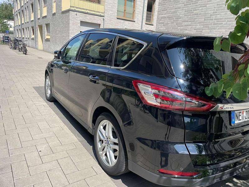 Schwarz Gebraucht 2016 Ford S-MAX Titanium Van / Kleinbus | 8.950 € (Fairer Preis) - Bild 1/4