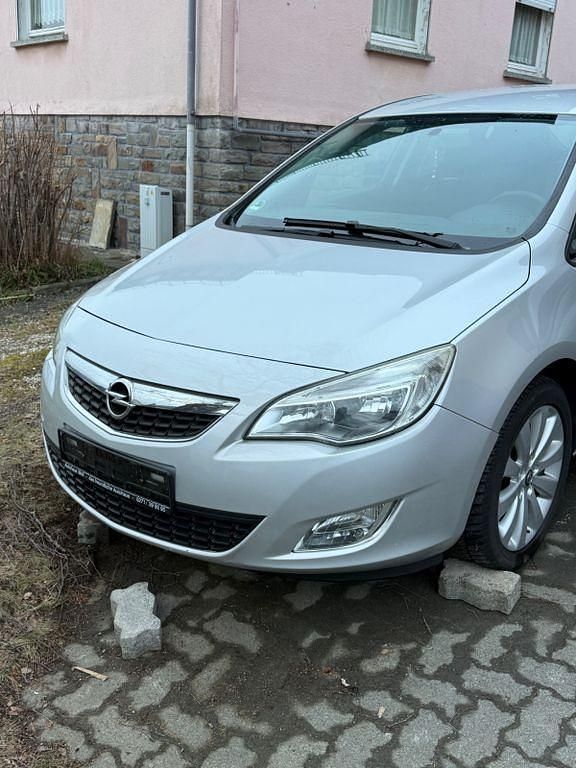 Gebraucht Opel Astra 140 PS (102 kW) 2011 Silber Limousine