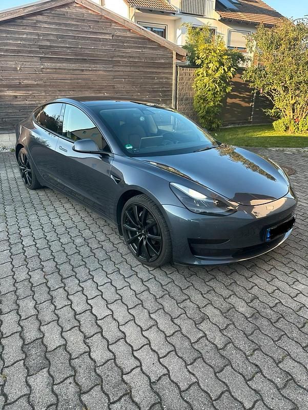 Grau Gebraucht 2021 Tesla Model 3 Standard Range Limousine | 22.900 € (Guter Preis) - Bild 1/3