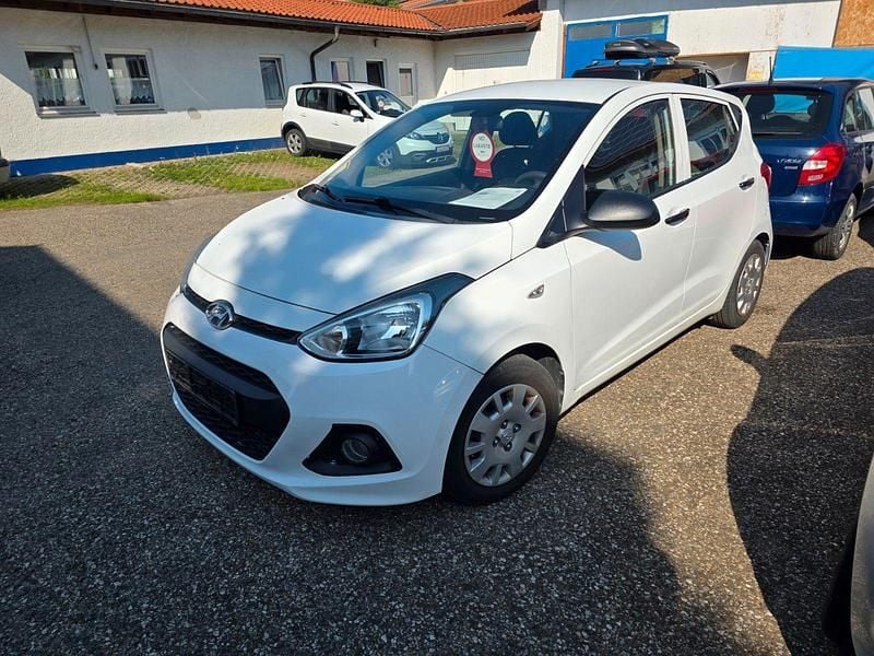 Weiß Gebraucht 2016 Hyundai i10 Classic Kleinwagen | 7.899 € (Fairer Preis) - Bild 1/3
