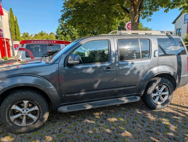 Grau Gebraucht 2011 Nissan Pathfinder SUV | 10.500 € (Fairer Preis) - Bild 1/4