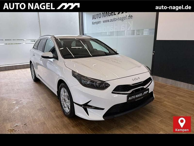 (hw2) deluxe white m Gebraucht 2024 Kia Ceed Sportswagon Vision Kombi | 21.886 € (Superpreis) - Bild 1/4