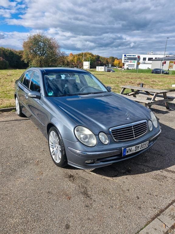 Grau Gebraucht 2005 Mercedes E500 Avantgarde Limousine | 8.000 € (Superpreis) - Bild 1/4