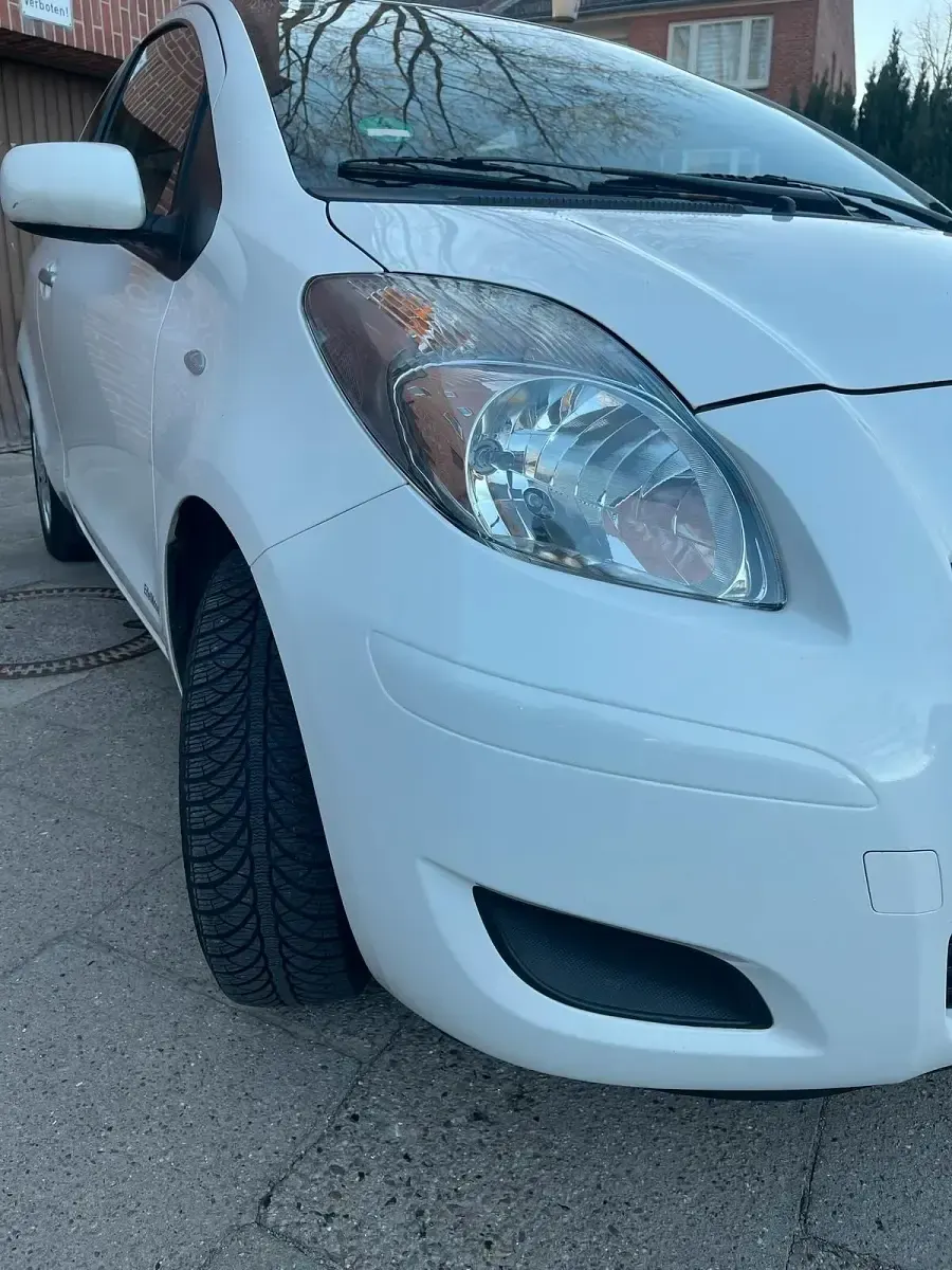 Gebraucht Toyota Yaris 69 PS (50 kW) 2011 Weiß Kleinwagen