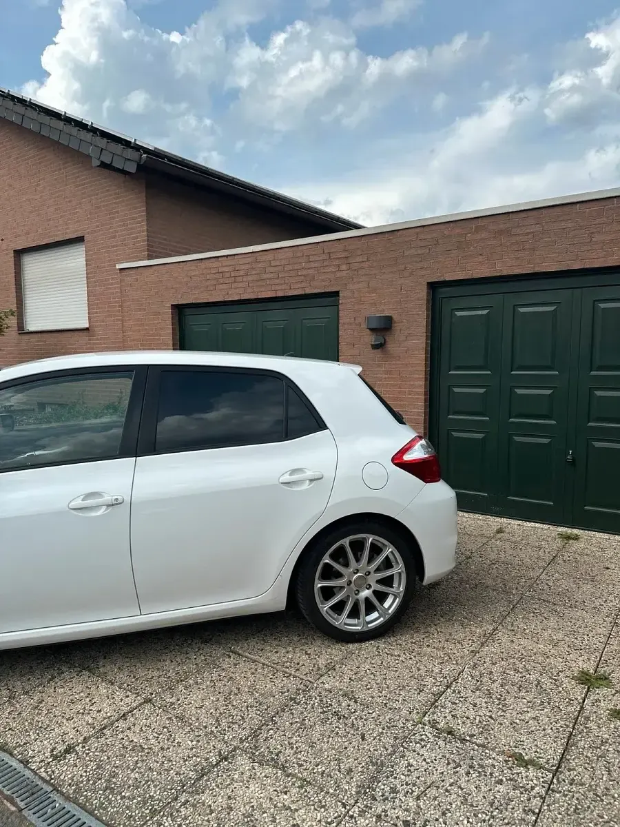 Gebraucht Toyota Auris 99 PS (72 kW) 2011 Weiß Kleinwagen