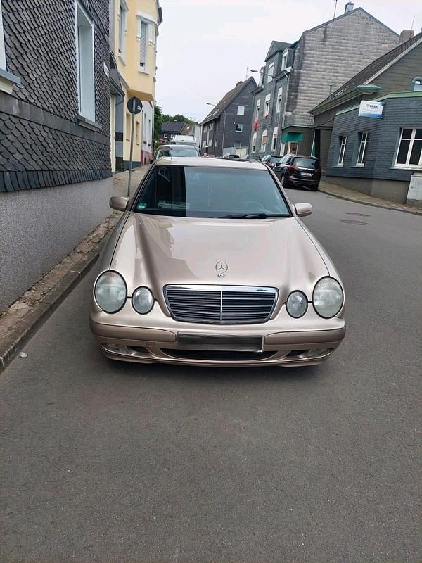 Gebraucht Mercedes E200 136 PS (100 kW) 2000 Gelb Limousine