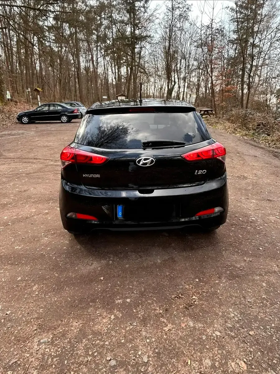 Gebraucht Hyundai i20 84 PS (61 kW) 2018 Schwarz Kleinwagen