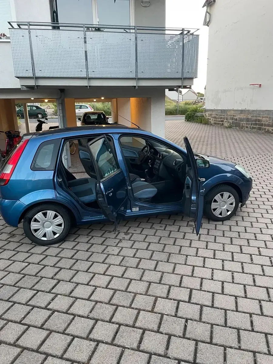 Gebraucht Ford Fiesta 80 PS (58 kW) 2005 Blau Kleinwagen