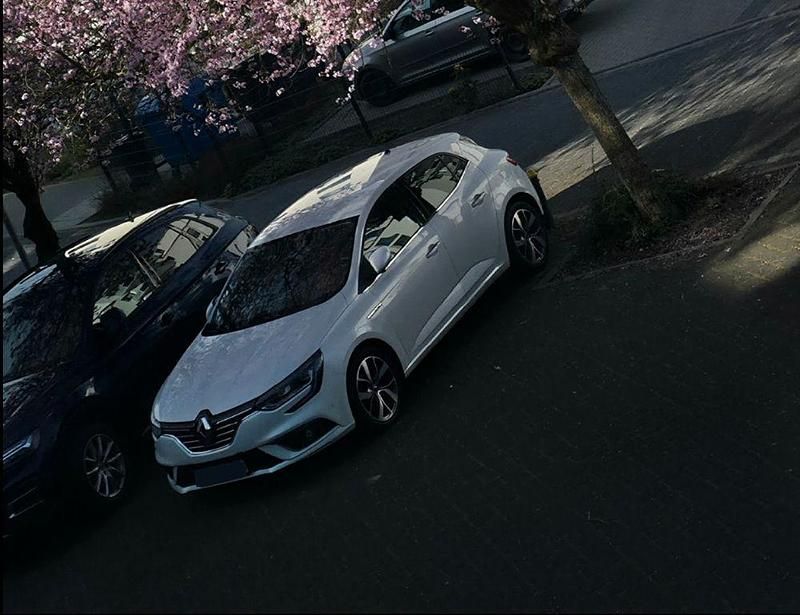 Weiß Gebraucht 2016 Renault Mégane III Bose Edition Limousine | 15.300 € - Bild 1/2