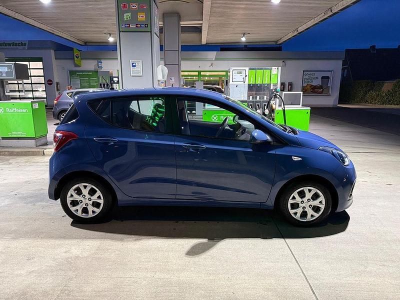Gebraucht Hyundai i10 Style 91 PS (66 kW) 2016 Blau Kleinwagen