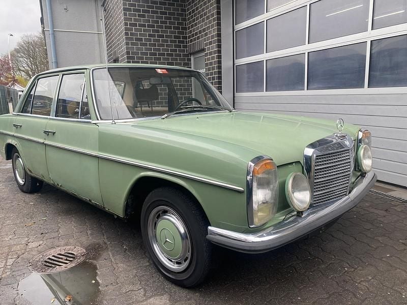 Grün Gebraucht 1967 Mercedes 220 Limousine | 2.999 € - Bild 1/4