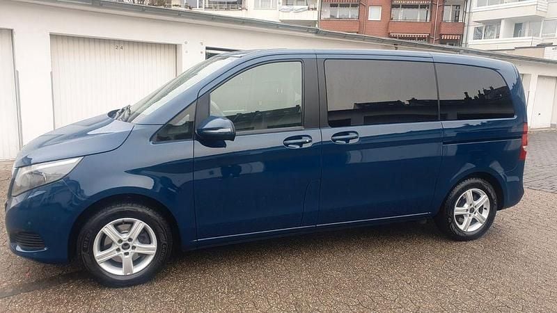 Gebraucht Mercedes V220 Edition 163 PS (119 kW) 2017 Blau Van / Kleinbus