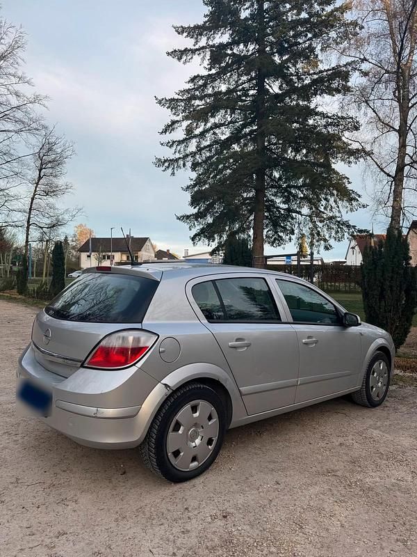Gebraucht Opel Astra 105 PS (77 kW) 2006 Silber Limousine