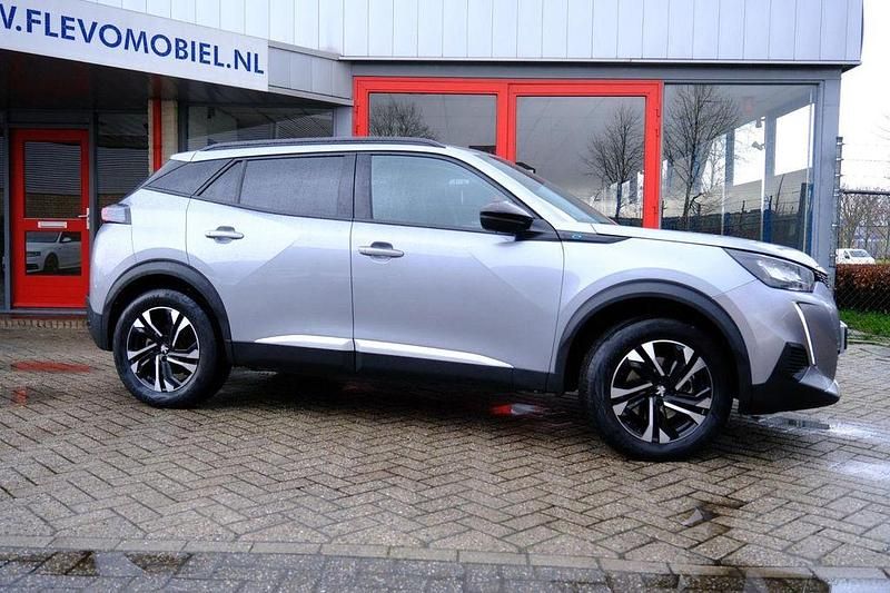 Gebraucht Peugeot e-2008 Allure 100 kW (136 PS) 2022 Grau SUV