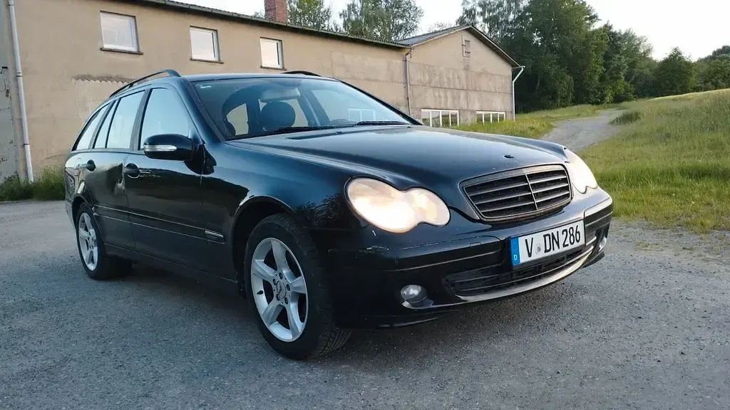 Używany Mercedes C180 Elegance 143 KM (105 kW) 2006 Czarny Kombi