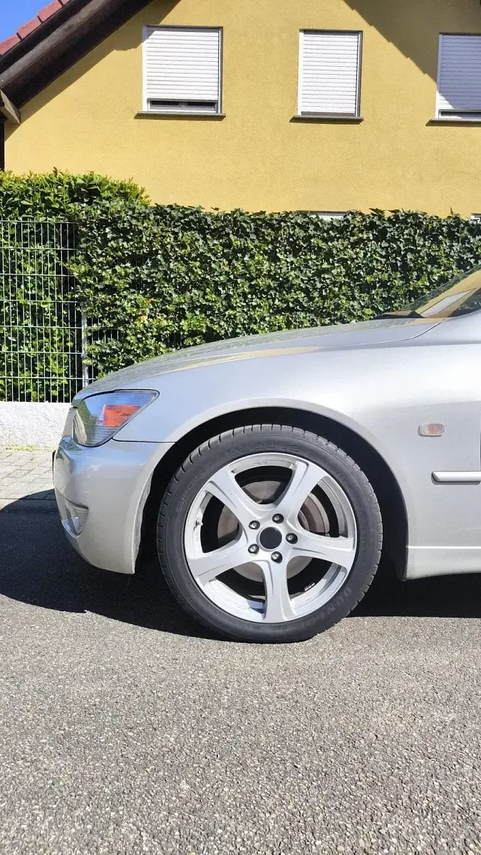 Second-hand Lexus IS200 155 CP (114 kW) 2005 Argintiu Berlinǎ