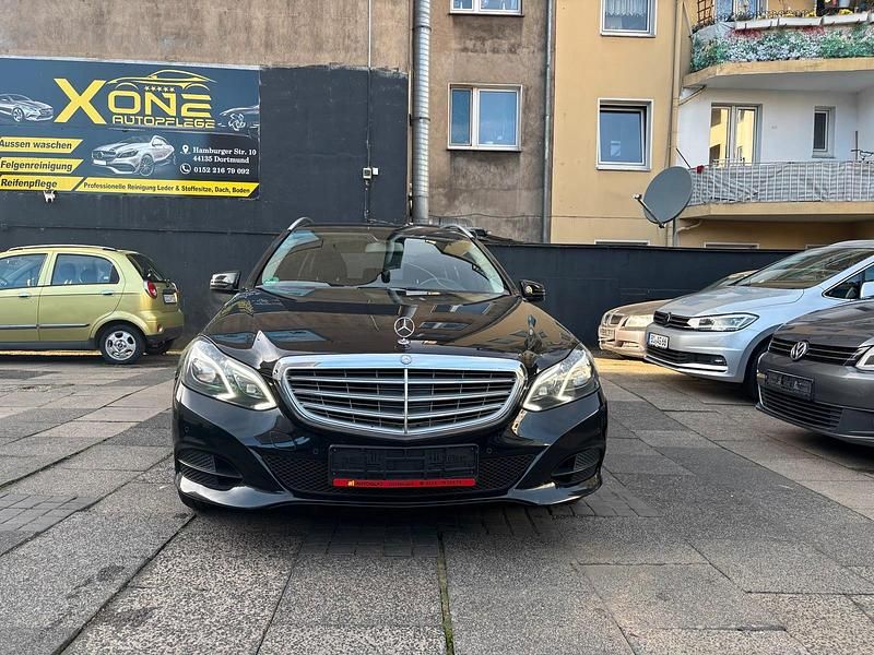Schwarz Gebraucht 2014 Mercedes E220 Avantgarde Kombi | 9.900 € (Superpreis) - Bild 1/4