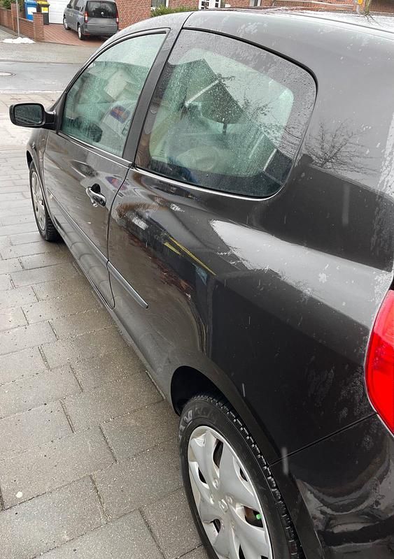 Gebraucht Renault Clio II Expression 89 PS (65 kW) 2005 Schwarz Kleinwagen